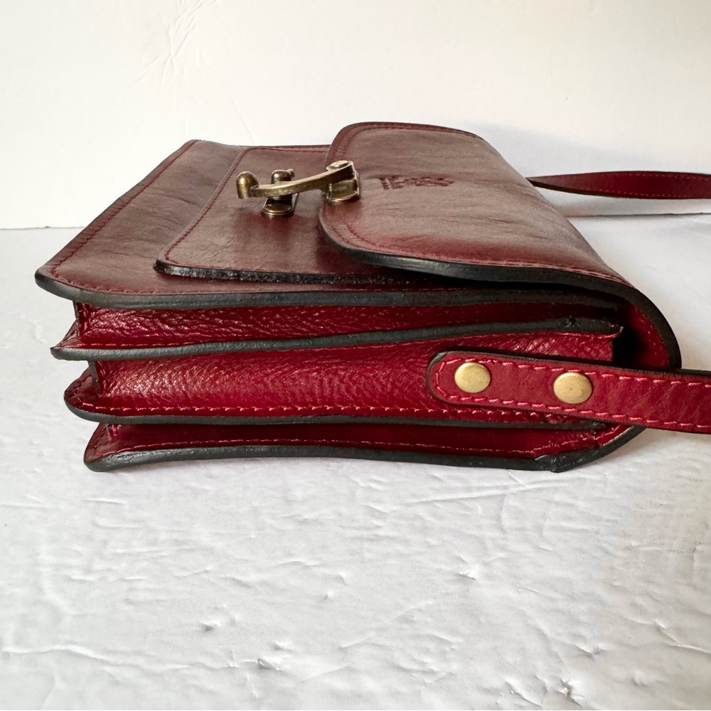 Vera Pelle Red Leather Messenger Crossbody. - Picture 8 of 16